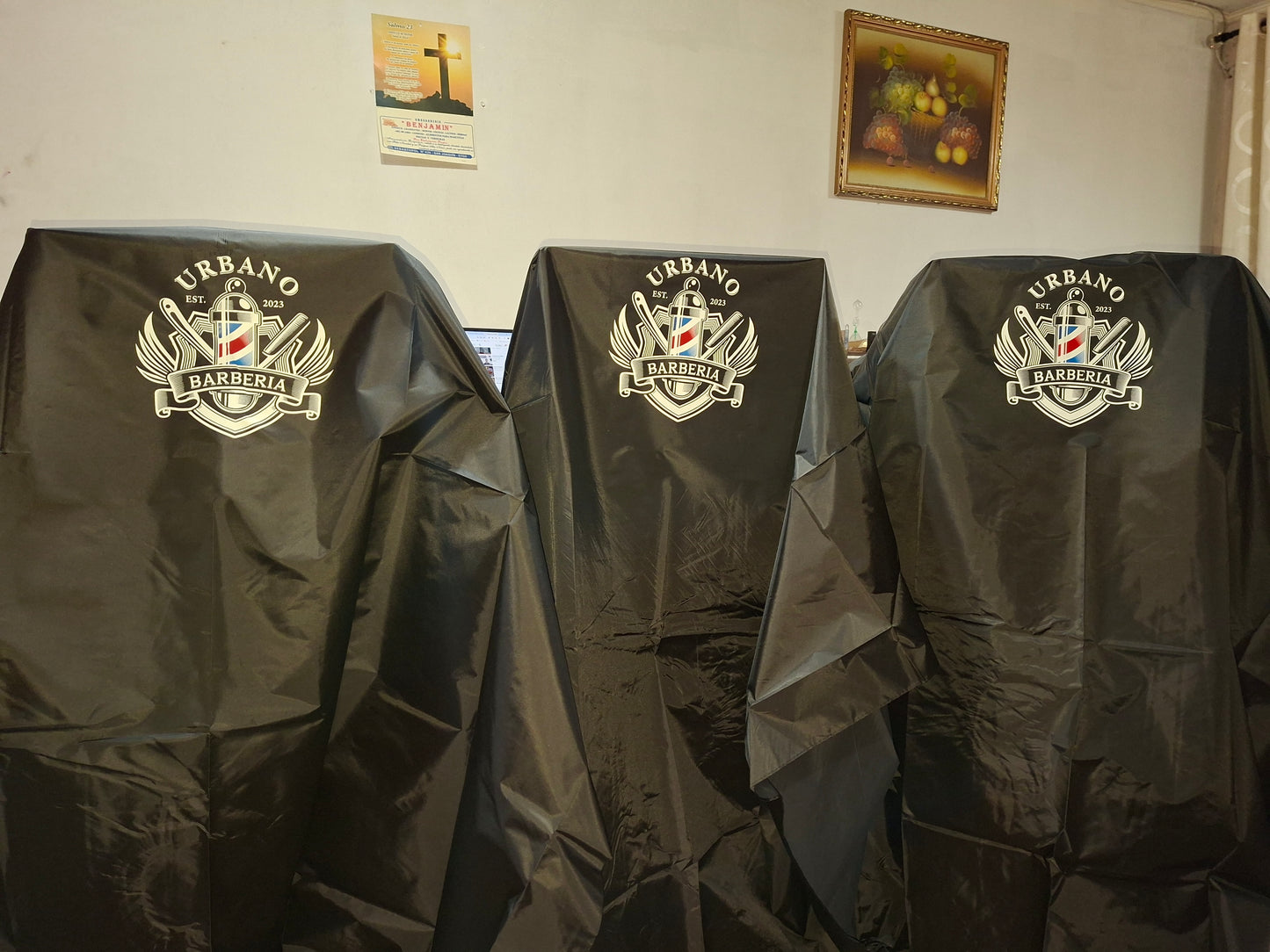 Capa Impermeable Negra para Barbería 🌟Estampada con Tu Logo 🌟